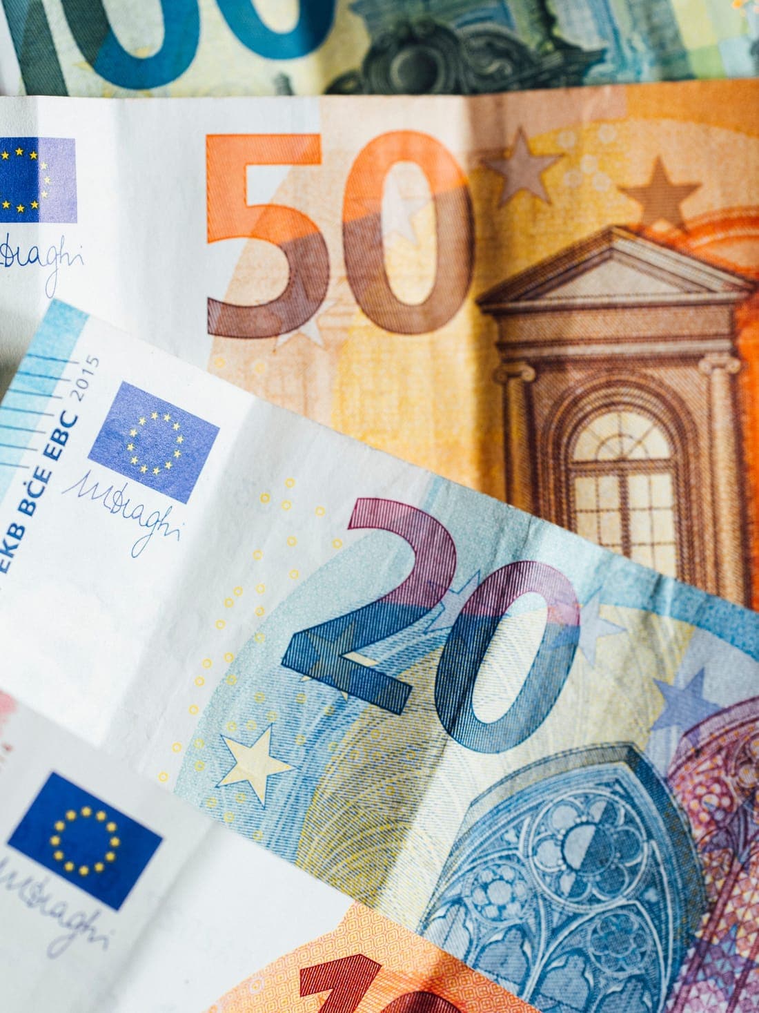 Euro-Banknoten gefächert — Vermögen konzentriert in einer einzigen Währung